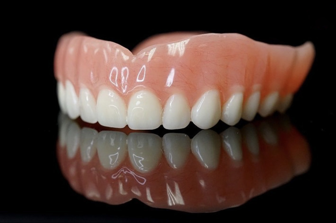 Denti di aspirazione progettate per un'adattamento sicuro e un maggiore comfort offrendo una soluzione ideale per gli utenti di denti rimovibili