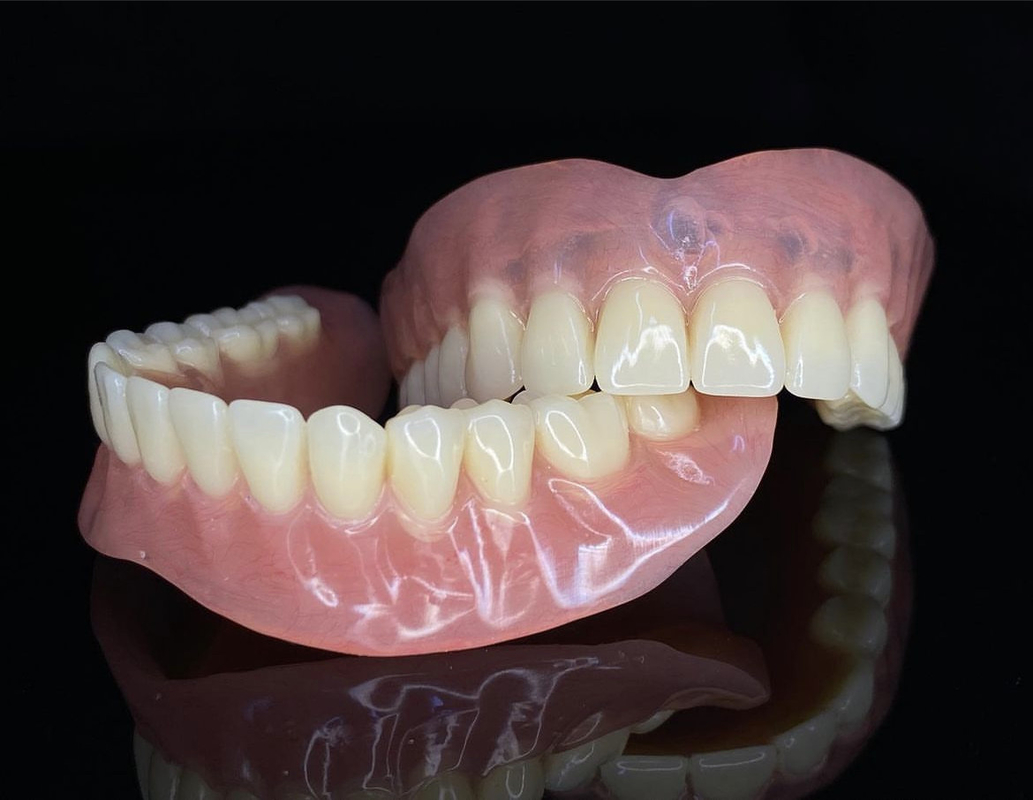 Denti di aspirazione progettate per un'adattamento sicuro e un maggiore comfort offrendo una soluzione ideale per gli utenti di denti rimovibili