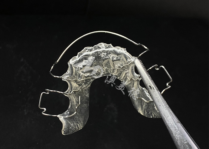 Confortevole da indossare il conservatore Hawley dell'AMD Dental Lab per un'ortodonzia sicura e sana