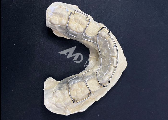 Apparecchi ortodontici per la correzione dell'allineamento dei denti