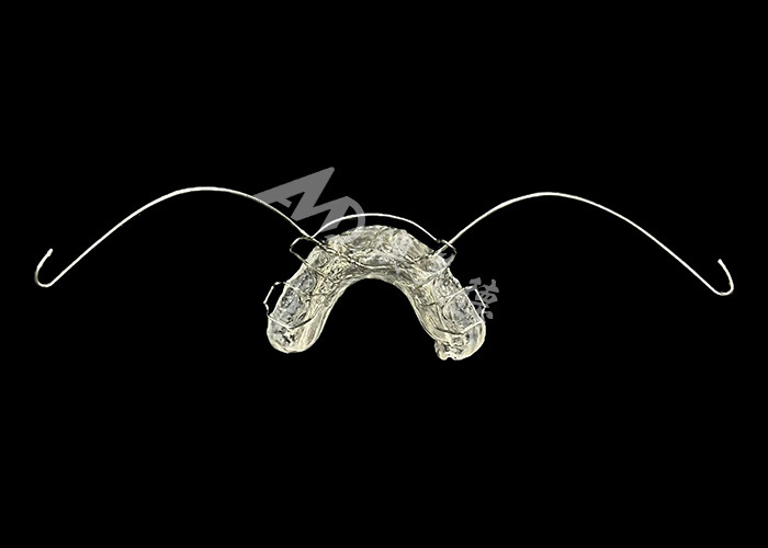 Apparecchio ortodontico estetico attivatore modificato materiale resistente per un allineamento efficace della mascella