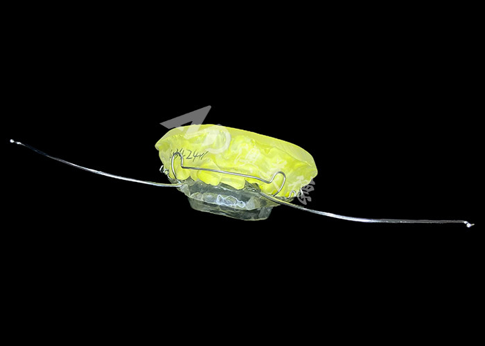 Apparecchio ortodontico estetico attivatore modificato materiale resistente per un allineamento efficace della mascella